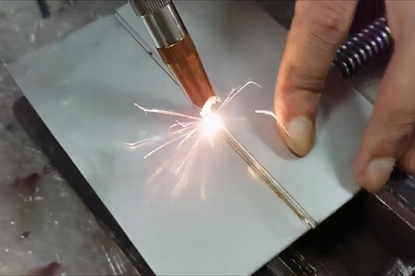 手持式激光焊接機(jī)與傳統(tǒng)焊接機(jī)比有什么優(yōu)勢？